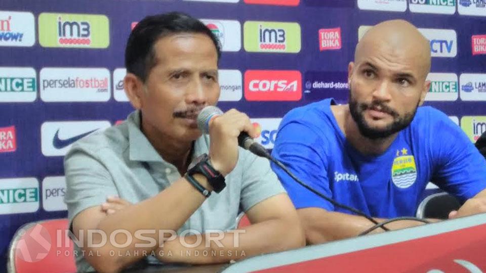 Djajang Nurdjaman dan Sergio van Dijk dalam konferensi pers. - INDOSPORT